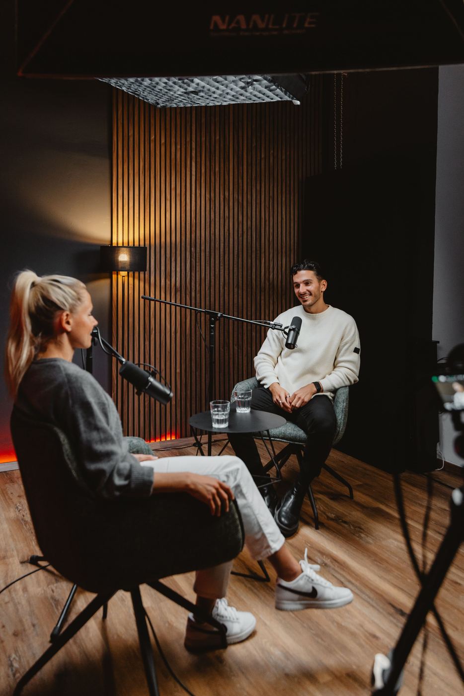 Frederic im Gespräch mit Julia Simic im PLAN-A-Studio