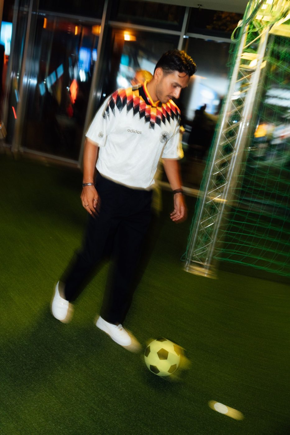 Frederic im Retro-Deutschlandtrikot am Ball auf Kunstrasen